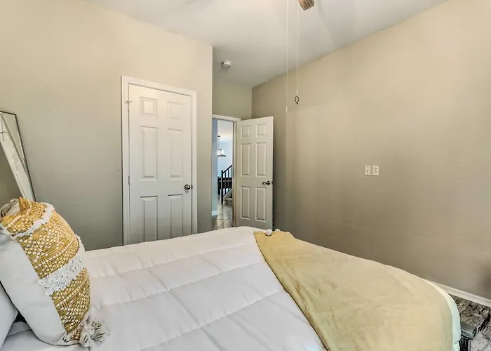Heated Pool & Hot Tub: Family In Holiday home Gilbert